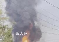 湖南长沙一酒精厂仓库起火 现场浓烟滚滚