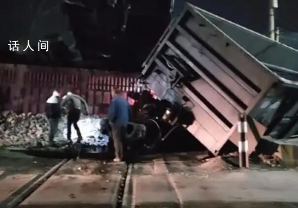 河南一货车与火车相撞 货车司机身亡