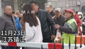女子疑心情差当街扇乞讨老人耳光 路人见状纷纷上前为老人打抱不平