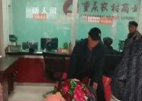 女子被担架抬着至跪台办业务 引发网民热议