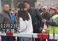 女子疑心情差当街扇乞讨老人耳光 路人见状纷纷上前为老人打抱不平