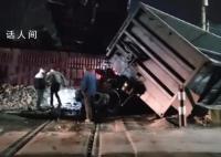 河南一货车与火车相撞 货车司机身亡
