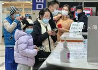 感染高峰有医院急诊等待超10小时 儿童医院挤满了患儿