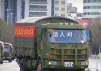 沈阳全城迎接英雄回家 沿途道路两侧迎接市民们行注目礼致敬