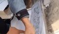 两男子拍打拓印南京古城墙字迹 网友质疑：拓印不会损坏文物吗