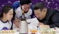 金正恩携女儿出席庆功宴 设宴款待射星工作人员