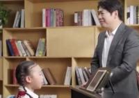 “娃哈哈”女孩钢琴弹唱震惊郎朗 可爱的娃娃哈唱到人心