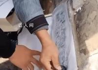 两男子拍打拓印南京古城墙字迹 网友质疑：拓印不会损坏文物吗