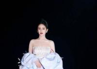 颖儿礼服20斤重 美人鱼礼裙时尚感拉满