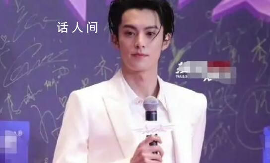 杨幂王鹤棣台下扔水瓶 一旁的于和伟则是乐得呲着大牙