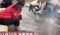 河南一村庄街上流出温泉水 很多市民坐街边泡脚洗衣服