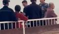 老太往兵马俑坑内吐痰扔烟头 工作人员：正在调查以官方通报为准