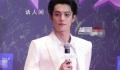 杨幂王鹤棣台下扔水瓶 一旁的于和伟则是乐得呲着大牙