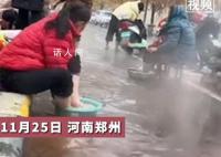 河南一村庄街上流出温泉水 很多市民坐街边泡脚洗衣服