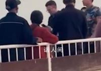 老太往兵马俑坑内吐痰扔烟头 工作人员：正在调查以官方通报为准