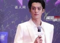杨幂王鹤棣台下扔水瓶 一旁的于和伟则是乐得呲着大牙