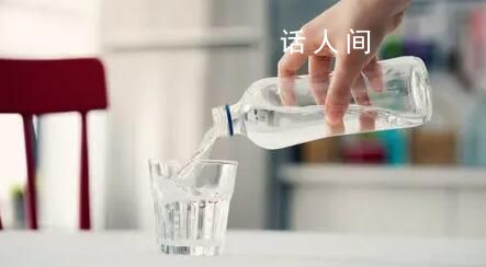 女子4小时狂喝14斤水中毒 网友：凡事过犹不及呀