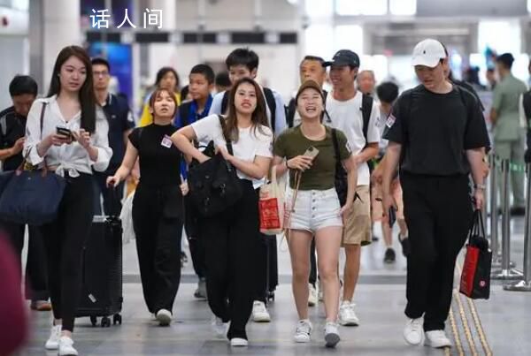 香港民众“爆买”深圳各大超市 过境到深圳游玩的香港民众持续增加
