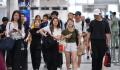 香港民众“爆买”深圳各大超市 过境到深圳游玩的香港民众持续增加
