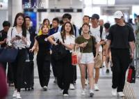 香港民众“爆买”深圳各大超市 过境到深圳游玩的香港民众持续增加