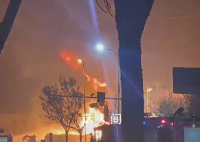 山东一油罐车爆炸 火光照亮半边天
