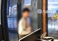 男孩想在脑门上文“天眼”当社会人 遭到老板拒绝