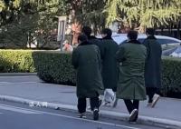 为什么军大衣会卖爆?买爆军大衣的群体是正在念书的大学生