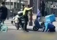 外卖员闯红灯被拦后下跪求情 引发了路人的围观和热议