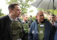 马斯克穿防弹衣现身以色列 将会见以色列总统