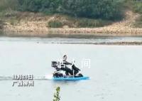 广西一男子骑电车“水上漂” 回应：车主本人的车在自家水池
