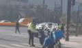 外卖员当街下跪向交警求情 平台回应