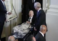 美国前总统卡特出席亡妻追悼会 在亚特兰大罕见公开露面
