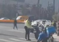 外卖员当街下跪向交警求情 平台回应