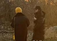 汤唯接女儿放学 低调打扮气质出众