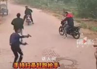 印度女子手持扫帚赶跑枪手 警方：正调查枪手的作案动机