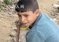 加沙男孩渴到对着水管吸水 眼神十分无助
