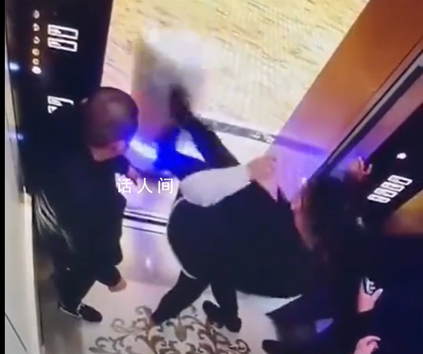 机器人准备进电梯被两男子踹倒 酒店要求两名男子赔偿4500元的维修费用