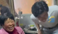 男生把毕业后第一份工资交给奶奶 奶奶激动得热泪盈眶