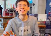 自闭症少年发工资请全家吃饭 全家5口人去吃了顿香喷喷的柴火鸡