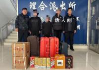 3人在小区狂踹20家房门偷酒水被抓 追回群众损失被盗酒水