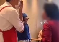 女子不满外卖员进星巴克喊话驱赶 最后店员和商场保安将该女子请了出去