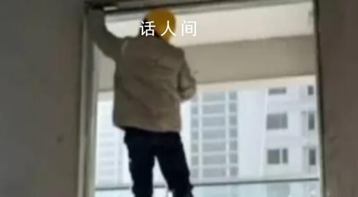 老师收集学生父母工作画面班会上放 希望孩子们理解父母懂得感恩