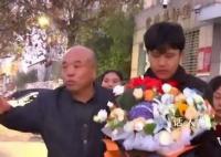 富豪听说儿子住宾馆掉泪:家里房好多