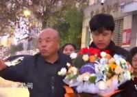 亿万富豪与丢失25年的儿子相拥哭泣 这一抱他们足足等了25年
