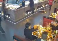 男子捡手机后要价千元:不给就刷机
