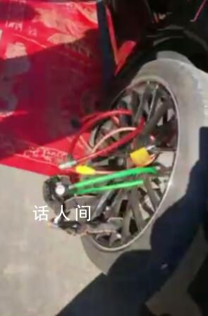 婚车被挂数十把锁系亲友闹着玩 这是当地多年的旧俗