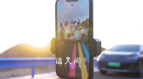 游客扎堆在网红公路拍照 交警：留影固然重要但别拿生命换照片