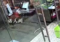 烟酒店玻璃太干净 顾客接连撞上去