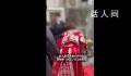 新娘夫妻对拜时被一女子用力按头 新娘忍住没发脾气