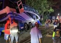 泰国一旅游大巴发生车祸致14死35伤 目前伤者正在当地医院接受治疗